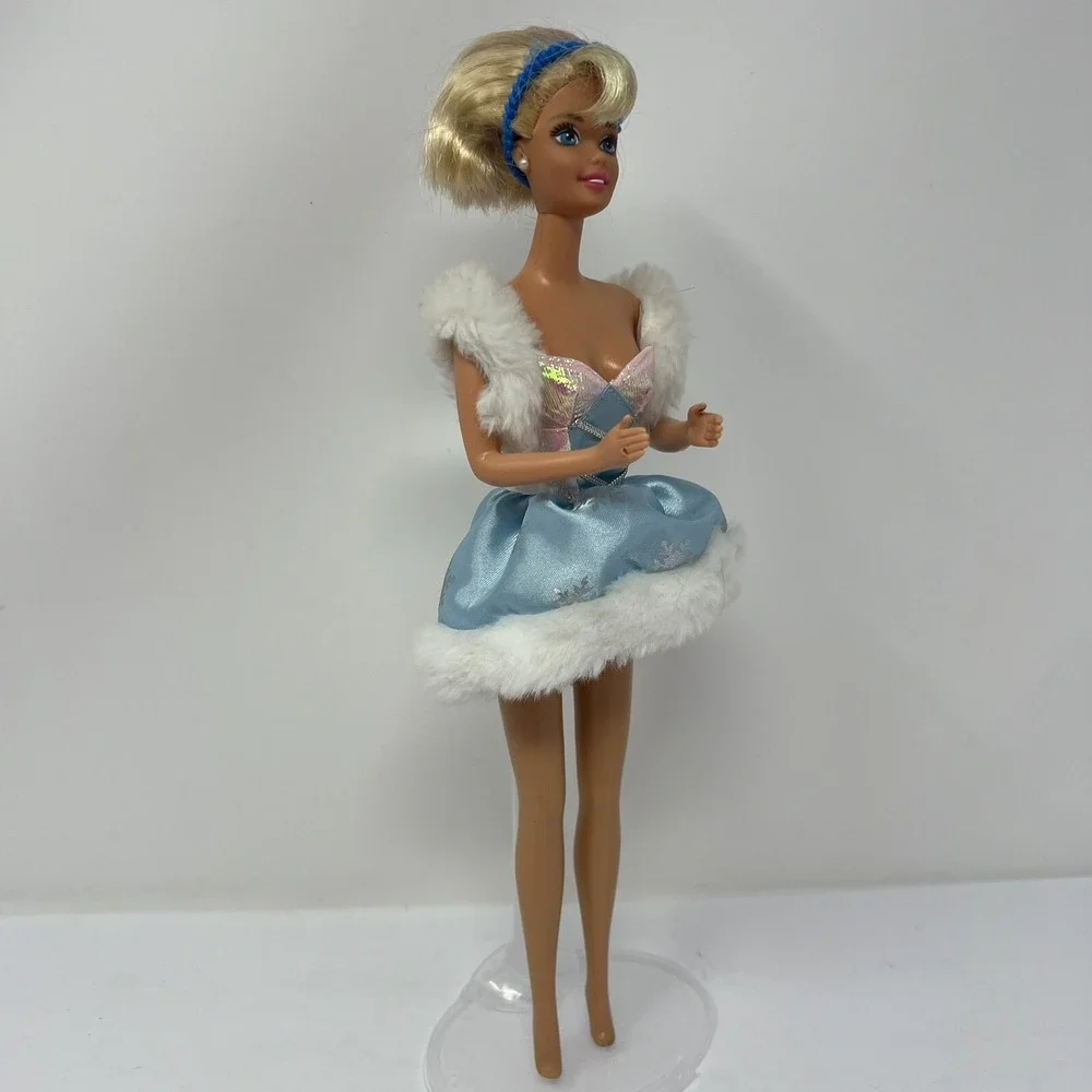 Barbie‎ Skating Star Doll Winter Blue Ice Dress Ice Skates by Mattel